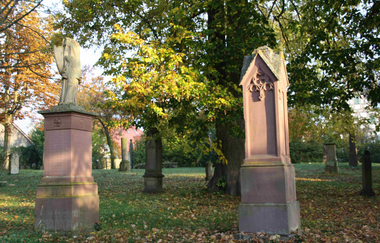 Stadtführung - Christliche Symbolik auf Grabmälern auf dem Friedhof St. Andreas in Dürrmenz | © Stadt Mühlacker