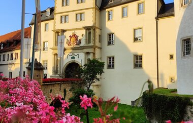 Der Eingang zum Residenzschloss im Sonnenuntergang. | © @reishonger