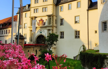 Der Eingang zum Residenzschloss im Sonnenuntergang. | © @reishonger