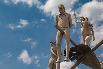 Blick auf das Kunstwerk "Hölderlin im Kreisverkehr“ bei Lauffen am Neckar. | © Stadt Lauffen am Neckar