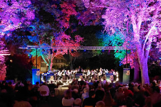 Stadtgartenfest Osterburken bei Nacht mit beleuchteter Kulisse | © Stadt Osterburken