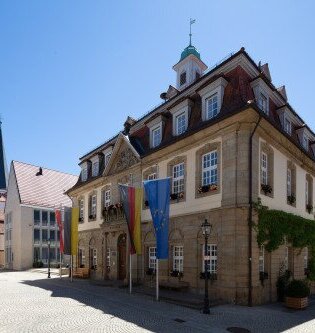 Bild vom Rathaus Brackenheim mit Flaggen davor | © Stadt Brackenheim