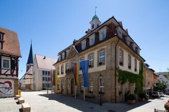 Bild vom Rathaus Brackenheim mit Flaggen davor | © Stadt Brackenheim