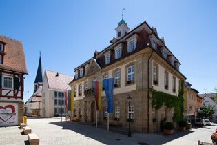 Bild vom Rathaus Brackenheim mit Flaggen davor | © Stadt Brackenheim