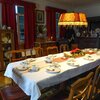 Innenaufnahme im Heimatmuseum Botenheim. Zu sehen ist eine gedeckte Kaffeetafel wie einst beim Kaffeekränzchen.