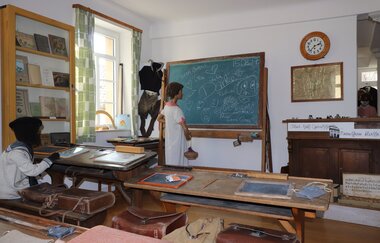 Innenaufnahme im Heimatmuseum. Zu sehen ist eine historische Schulstube. | © Heimatverein Brackenheim-Botenheim e.V.