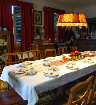 Innenaufnahme im Heimatmuseum Botenheim. Zu sehen ist eine gedeckte Kaffeetafel wie einst beim Kaffeekränzchen. | © Neckar-Zaber-Tourismus e.V.