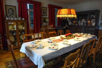 Innenaufnahme im Heimatmuseum Botenheim. Zu sehen ist eine gedeckte Kaffeetafel wie einst beim Kaffeekränzchen. | © Neckar-Zaber-Tourismus e.V.