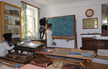 Innenaufnahme im Heimatmuseum. Zu sehen ist eine historische Schulstube. | © Heimatverein Brackenheim-Botenheim e.V.