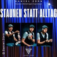 Ein Mann in verschiedenen Posen mit Spielkarten vor einem blauen Vorhang. | © links im Bild
