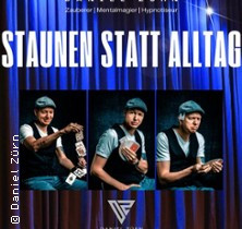 Ein Mann in verschiedenen Posen mit Spielkarten vor einem blauen Vorhang. | © see on the left