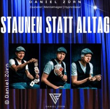 Ein Mann in verschiedenen Posen mit Spielkarten vor einem blauen Vorhang. | © see on the left