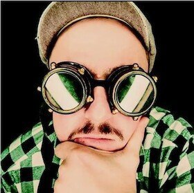 Stefan Danziger ist abgebildet mit Brille in Nachdenklicher Pose | © Kulturforum Brackenheim e. V.