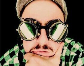 Stefan Danziger ist abgebildet mit Brille in Nachdenklicher Pose | © Kulturforum Brackenheim e. V.