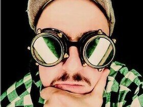 Stefan Danziger ist abgebildet mit Brille in Nachdenklicher Pose | © Kulturforum Brackenheim e. V.