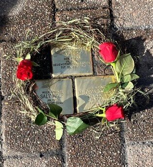 Stolpersteine mit Rosenkranz | © Wildrud Flothow
