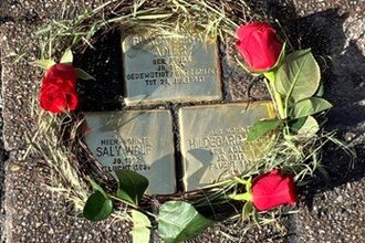 Stolpersteine mit Rosenkranz | © Wildrud Flothow
