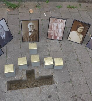 Stolpersteine mit Bilder der Opfer | © Wiltrud Flothow