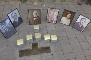 Stolpersteine mit Bilder der Opfer | © Wiltrud Flothow