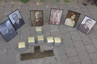 Stolpersteine mit Bilder der Opfer | © Wiltrud Flothow