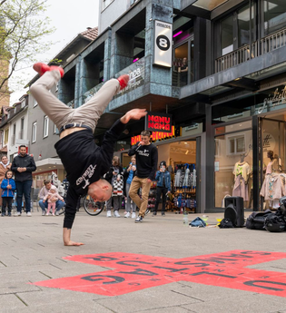 Breakdancer tanzt in der Fußgängerzone | © Heilbronn Marketing GmbH
