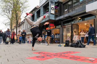Breakdancer tanzt in der Fußgängerzone | © Heilbronn Marketing GmbH