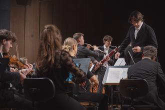 musizierende Musiker und Dirigent