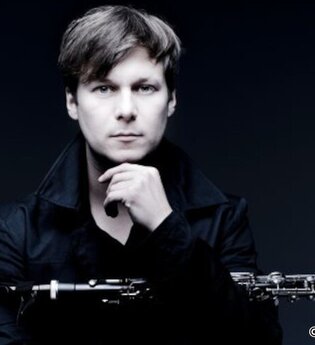 Ein Mann mit einer Klarinette vor einem dunklen Hintergrund. | © Kultur- und Sportamt Stadt Bietigheim-Bissingen