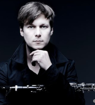 Ein Mann mit einer Klarinette vor einem dunklen Hintergrund. | © Kultur- und Sportamt Stadt Bietigheim-Bissingen