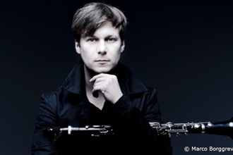 Ein Mann mit einer Klarinette vor einem dunklen Hintergrund. | © Kultur- und Sportamt Stadt Bietigheim-Bissingen