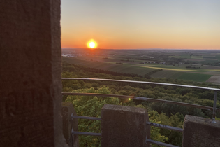 Sonnenuntergang in der Ferne mit Landschaft und Aussicht von einem Turm | © Nicole Betz