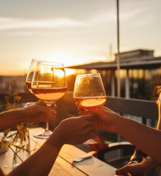 Abendstimmung im Sonnenuntergang am Weinausschank. Eine Gruppe Frauen, die mit Weingläsern anstoßen. | © Neckar-Zaber-Tourismus e.V.