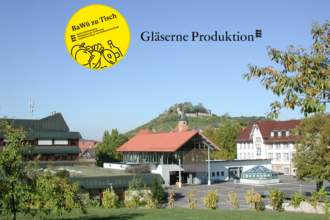 Die Gebäude der LVWO Weinsberg, im Hintergrund befindet sich die Burgruine Weibertreu.