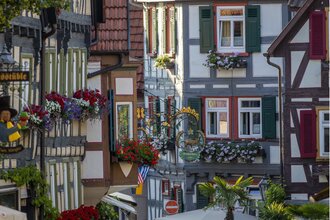 Fachwerkhäuser in einer deutschen Altstadt mit bunten Fensterläden und Blumenkästen. | © Stadt Besigheim