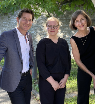 Die drei Künstler unterm Torbogen