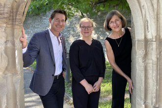 Die drei Künstler unterm Torbogen