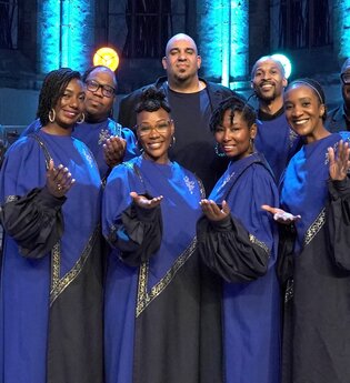 Black Gospel Chor in blauen Gewändern