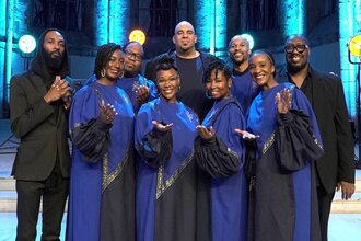 Black Gospel Chor in blauen Gewändern