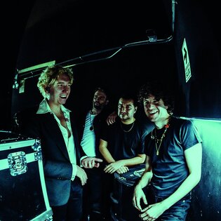 Photo der Gruppe TheKooks, auf der Bühne stehend. | © Maria Villanueva
