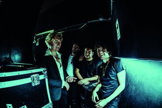 Photo der Gruppe TheKooks, auf der Bühne stehend. | © Maria Villanueva