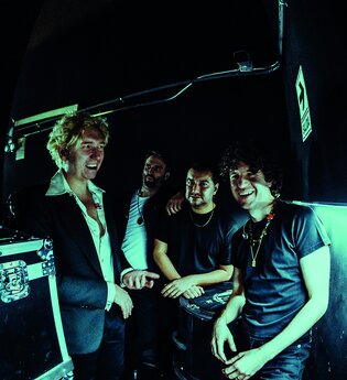 Photo der Gruppe TheKooks, auf der Bühne stehend. | © Maria Villanueva