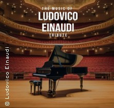 Ein Konzertflügel auf einer Bühne in einem leeren Konzertsaal mit roten Sitzen und goldener Decke. | © see on the left