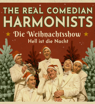 Sechs Männer in weißen Anzügen und Weihnachtsmützen posieren fröhlich vor einem weihnachtlichen Hintergrund mit Tannenbäumen. | © RESET Production