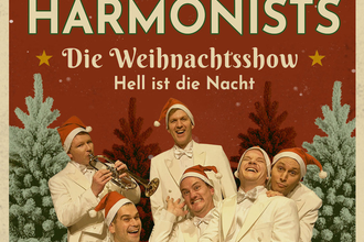 Sechs Männer in weißen Anzügen und Weihnachtsmützen posieren fröhlich vor einem weihnachtlichen Hintergrund mit Tannenbäumen. | © RESET Production