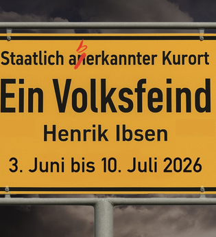 Ein gelbes Ortsschild mit der Aufschrift "Staatlich an(b)erkannter Kurort - Ein Volksfeind - Henrik Ibsen - 3. Juni bis 10. Juli 2026". Im Hintergrund dunkle Wolken. | © Touristikgemeinschaft Hohenlohe e.V. | Theater im Fluss Künzelsau e.V.