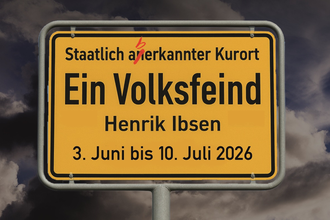 Ein gelbes Ortsschild mit der Aufschrift "Staatlich an(b)erkannter Kurort - Ein Volksfeind - Henrik Ibsen - 3. Juni bis 10. Juli 2026". Im Hintergrund dunkle Wolken. | © Touristikgemeinschaft Hohenlohe e.V. | Theater im Fluss Künzelsau e.V.