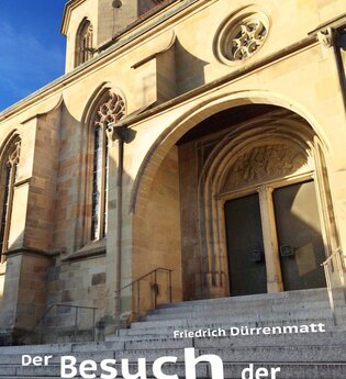 Kirchengebäude mit Treppe und Schriftzug 'Der Besuch der alten Dame'. | © Stadtverwaltung Vaihingen an der Enz
