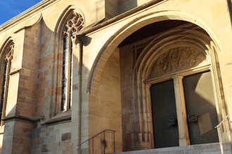 Kirchengebäude mit Treppe und Schriftzug 'Der Besuch der alten Dame'. | © Stadtverwaltung Vaihingen an der Enz