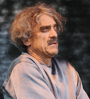 Ein Mann mit grauem Haar und Schnurrbart spielt konzentriert Klavier. | © Thomas Scheytt