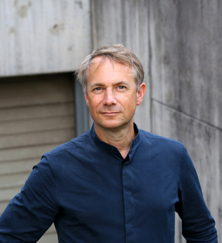 Über den Wolken – Jo Lendle auf den Spuren der Flugpionierin Amelia Earhart | © Heike Bogenberger